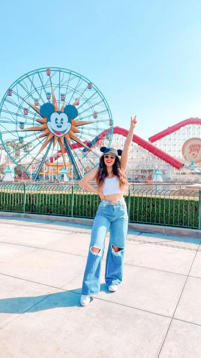 Wondering What to Wear to a Theme Park? 25 Best Women’s Outfits You Need to Try!